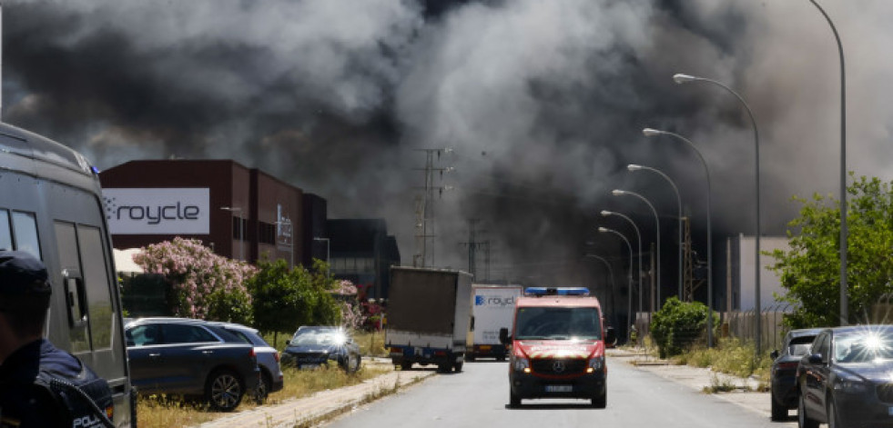 Desalojan las viviendas al oeste de las llamas de la nave incendiada en Alcalá (Sevilla)