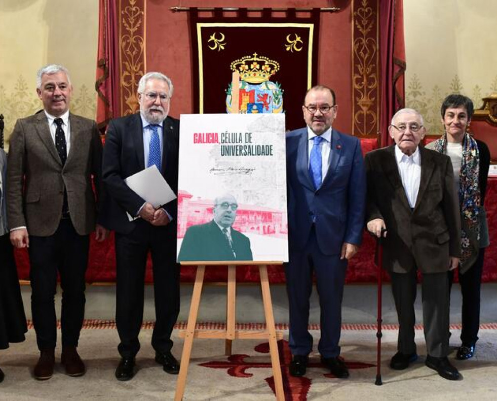Las autoridades posan con el cartel de la Catedra Otero Pedrayo. Foto de Santi Alvite