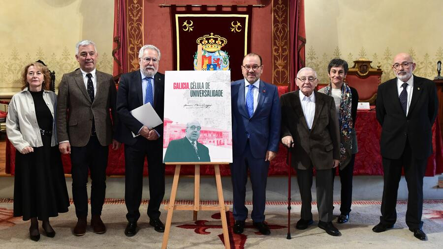 La Cátedra Otero Pedrayo arranca su andadura con la concesión de la Insignia de Oro a Manuel Lourenzo