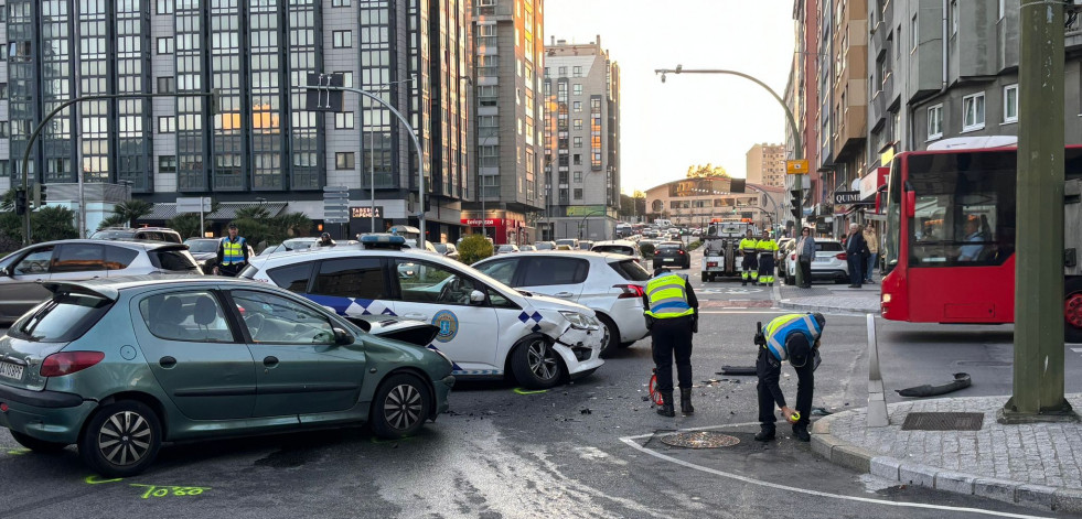 Una colisión entre un turismo y un coche policial deja varios heridos en A Coruña
