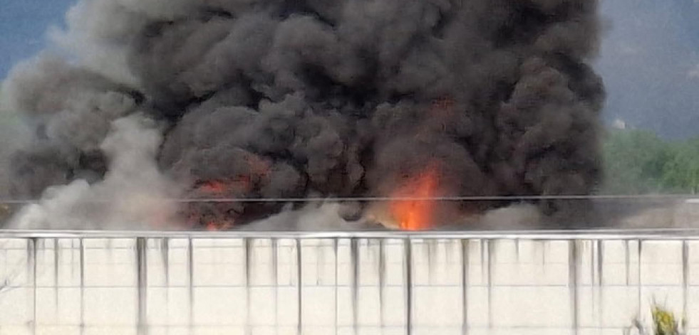 Declarado en O Porriño un gran incendio en una nave de gestión de residuos