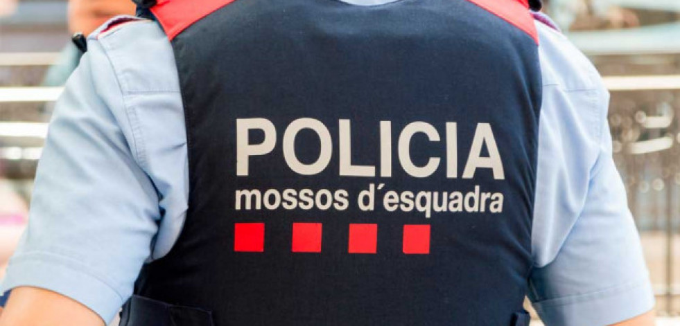 Detienen en Barcelona a una mujer por dejar sola a su hija, que casi se ahoga en la piscina