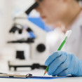 Cientifica trabajando en el laboratorio