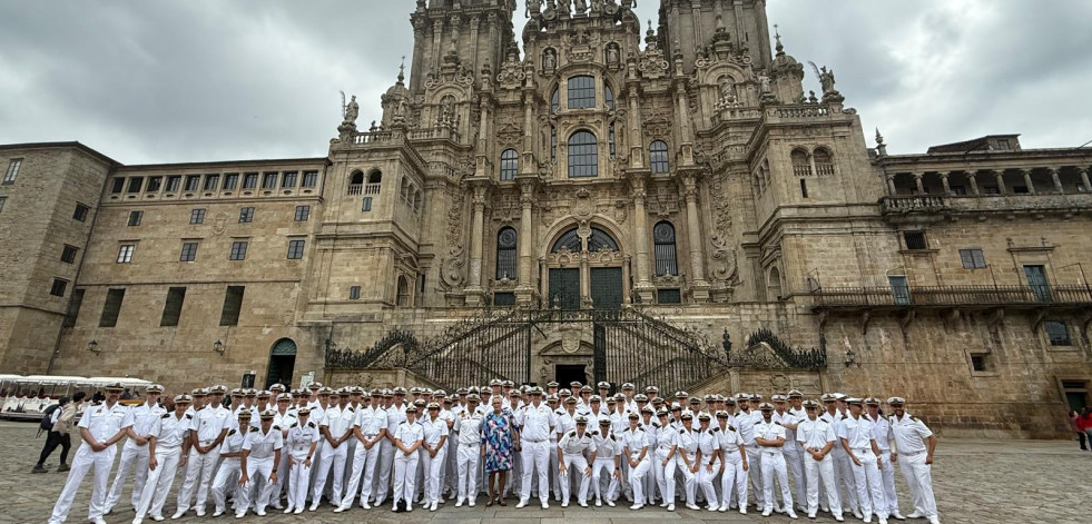 Sargentos alumnos de la Escuela Antonio de Escaño de Ferrol visitan la Catedral de Santiago