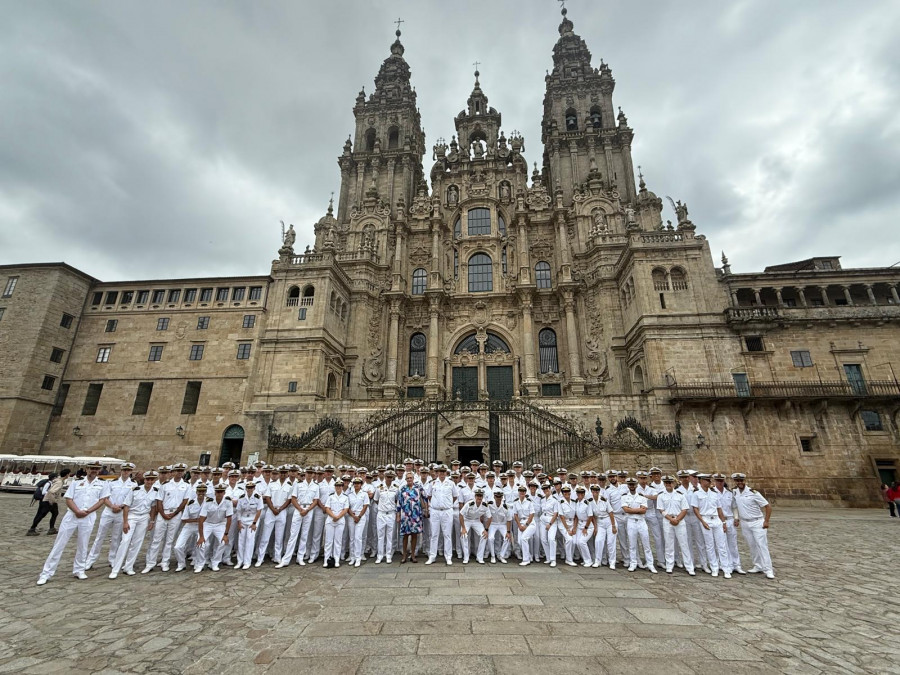 Sargentos alumnos de la Escuela Antonio de Escaño de Ferrol visitan la Catedral de Santiago