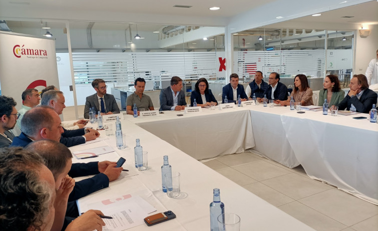 A Cámara de Comercio de Santiago reúnese en Boiro coa presenza de José Ramón Besteiro