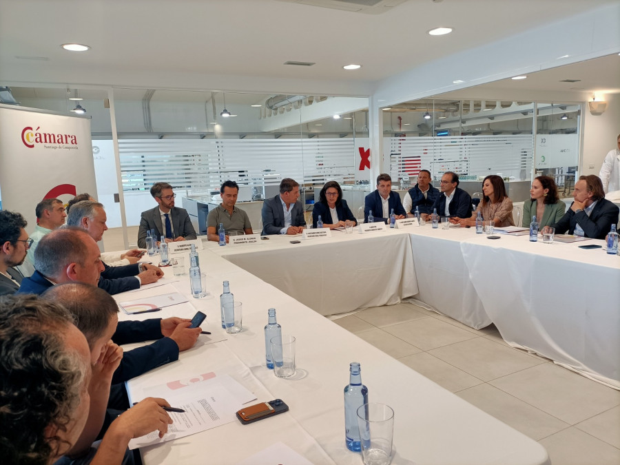 A Cámara de Comercio de Santiago reúnese en Boiro coa presenza de José Ramón Besteiro