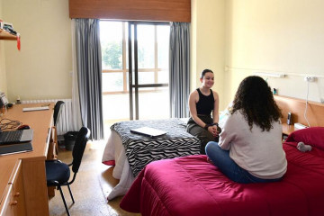 Dúas estudantes no seu cuarto da residencia Monte da Condesa. Foto de Santi Alvite