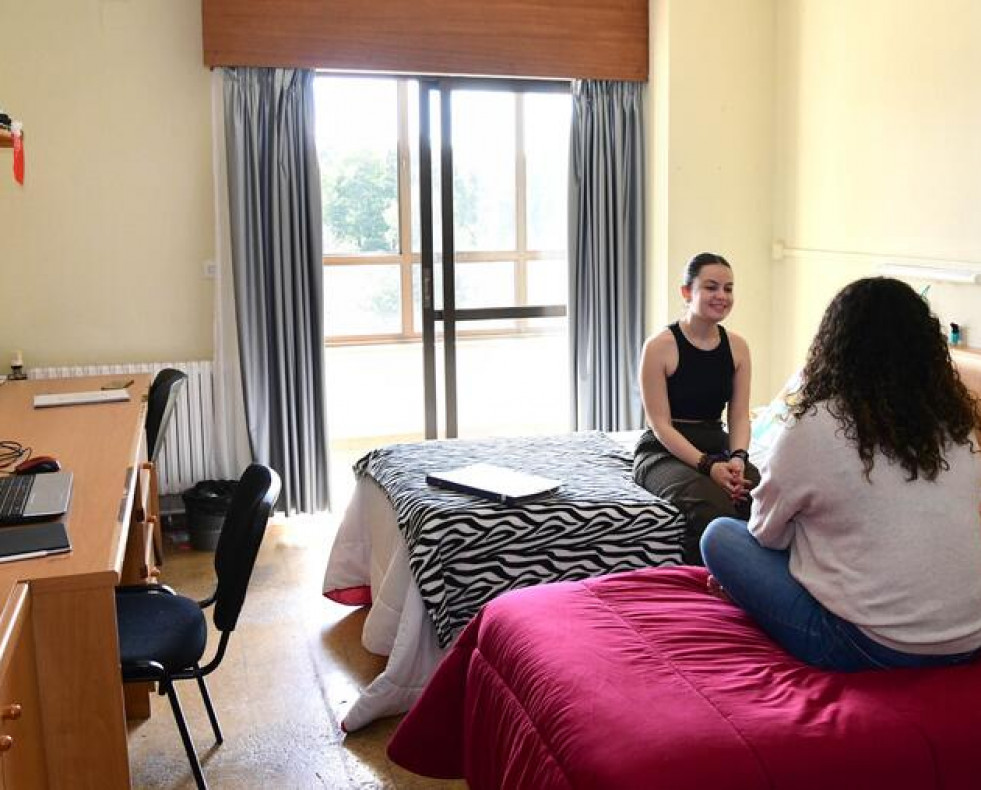 Dúas estudantes no seu cuarto da residencia Monte da Condesa. Foto de Santi Alvite