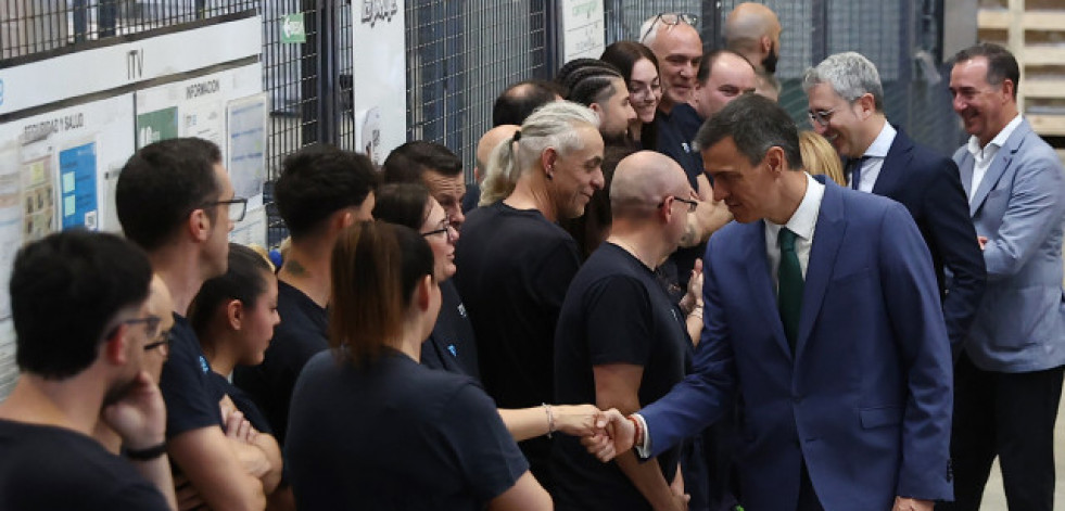 Sánchez traslada a las víctimas que trabaja en un plan contra las riadas