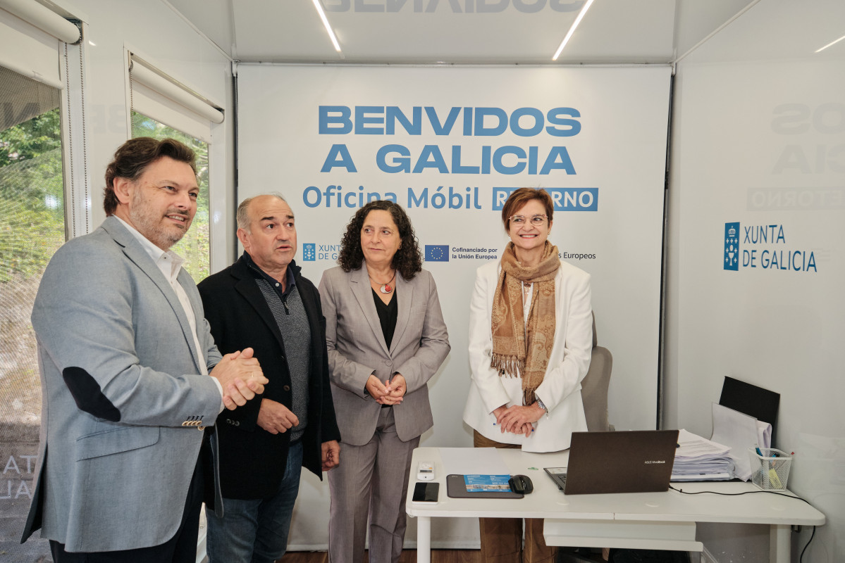 El secretario xeral da Emigraciu00f3n, Antonio Rodru00edguez Miranda; el alcalde de Rois, Ramu00f3n Tojo; la delegada de la Xunta en A Coruu00f1a, Belu00e9n do Campo y la tu00e9cnica, Maru00eda Josu00e9 Prado, en el interior de la oficina