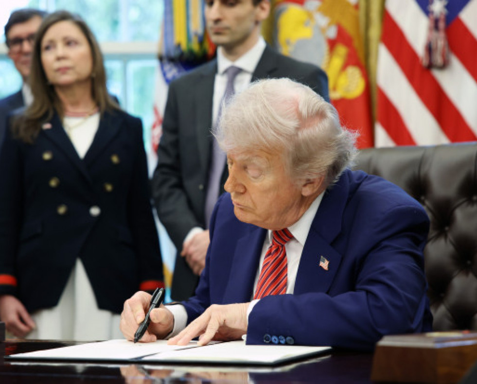 TrumpfirmaunaordenejecutivaenelDespachoOval
