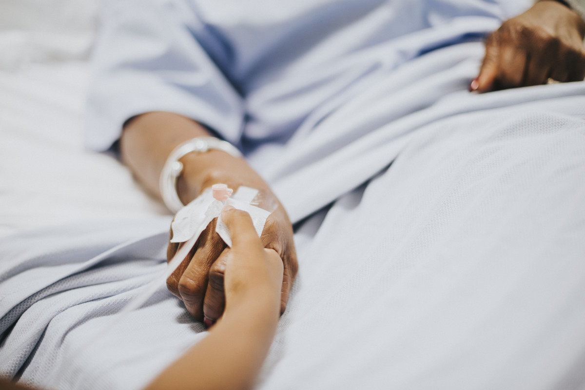 Hija de la mano de su madre en el hospital