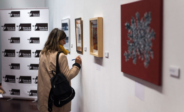 Afundación y Tierra de Hombres inauguran en Santiago la exposición solidaria «Unha viaxe solidaria e creativa á vida»