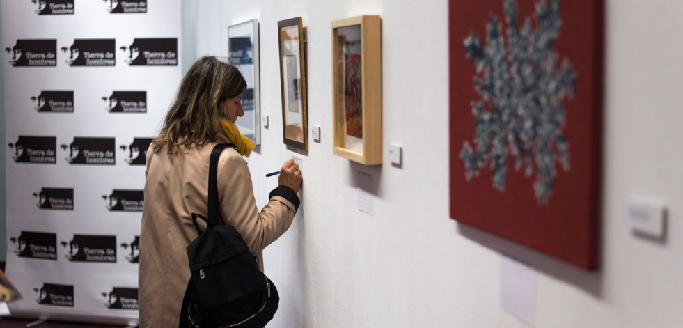 Afundación y Tierra de Hombres inauguran en Santiago la exposición solidaria «Unha viaxe solidaria e creativa á vida»