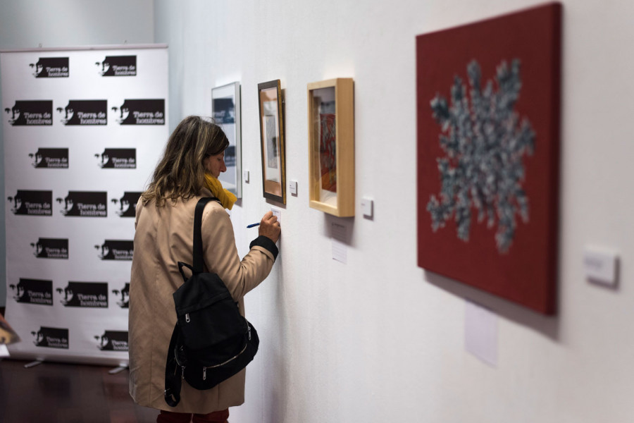 Afundación y Tierra de Hombres inauguran en Santiago la exposición solidaria «Unha viaxe solidaria e creativa á vida»