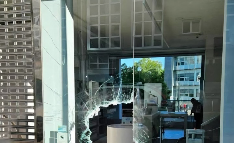 Asaltan de madrugada la tienda Apple de Santiago