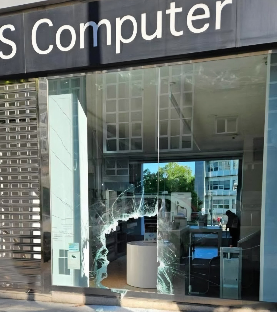 Asaltan de madrugada la tienda Apple de Santiago