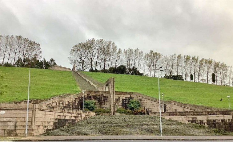 El PSdeG acusa al Gobierno local de Santiago de paralizar la venta de parcelas clave y abandonar el parque de Carlomagno