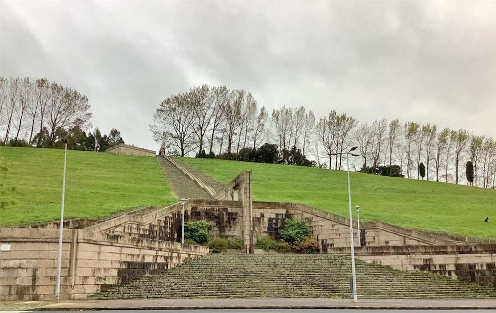 El PSdeG acusa al Gobierno local de Santiago de paralizar la venta de parcelas clave y abandonar el parque de Carlomagno