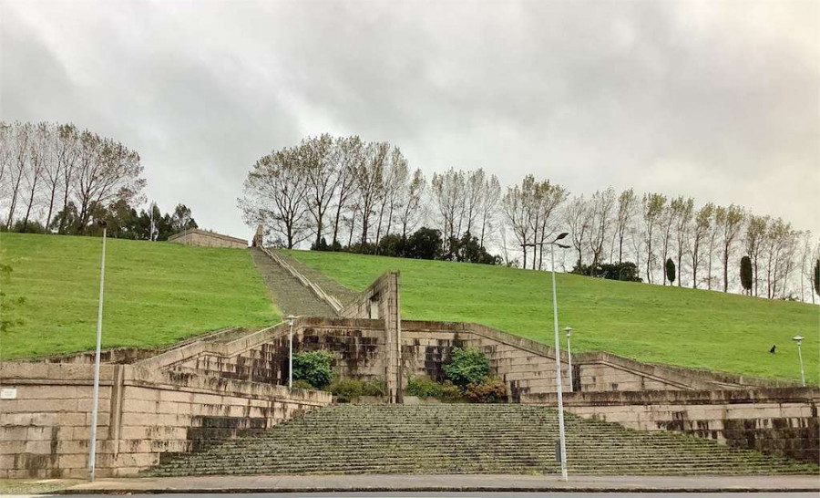 El PSdeG acusa al Gobierno local de Santiago de paralizar la venta de parcelas clave y abandonar el parque de Carlomagno
