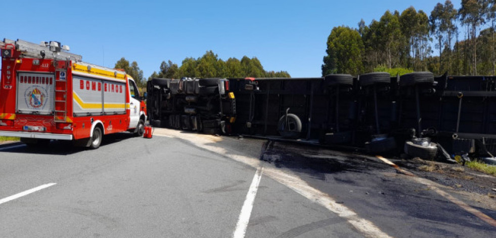 Abierto a la circulación el tramo cerrado de la A-6 tras volcar un camión que transportaba 40 toneladas de cerveza