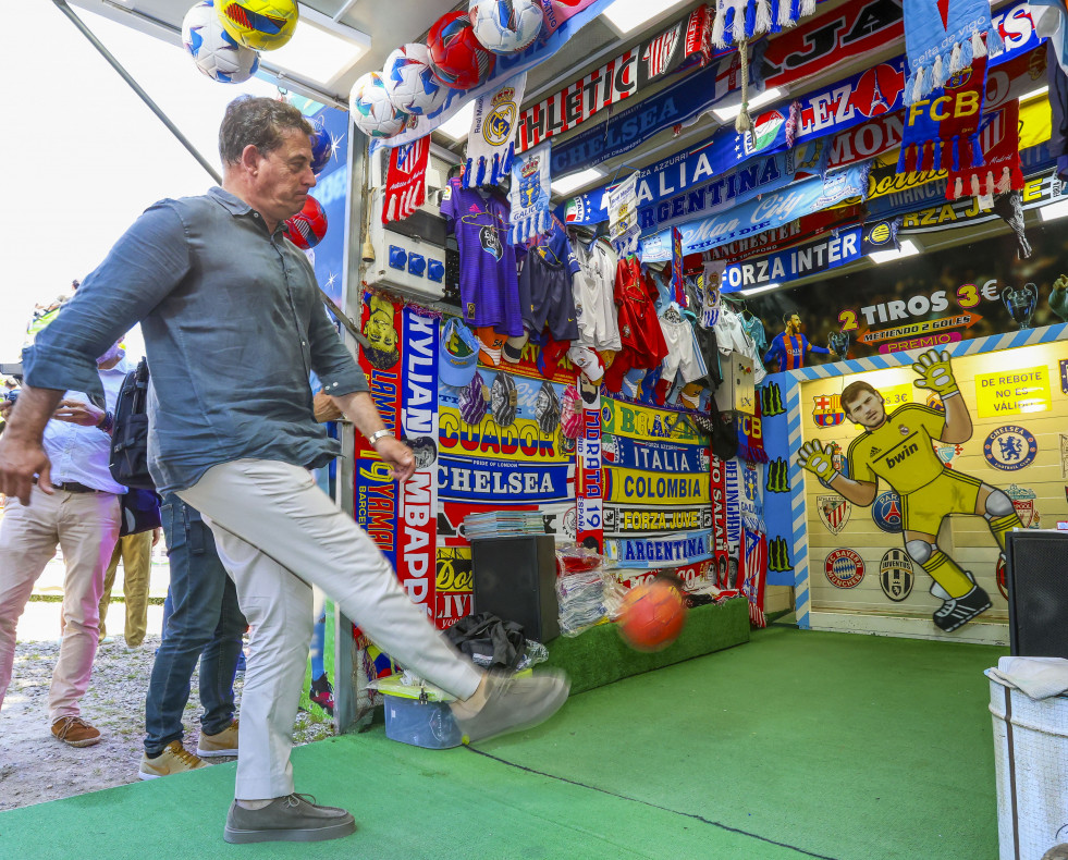 El secretario general del PSdeG, José Ramón Gómez Besteiro, en las fiestas de la Ascensión de Santiago de Compostela antes de comer con los miembros de su partido. EFE Xoán Rey