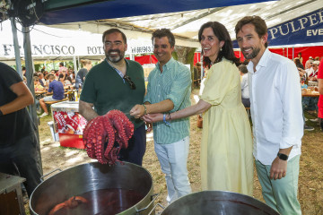 La secretaria general del PPdeG, Paula Prado, el presidente del PP local, Borja Verea, el portavoz del Grupo Popular en el Parlamento, Alberto Pazos, y el eurodiputado Adrián Vázquez. EFE Xoán Rey