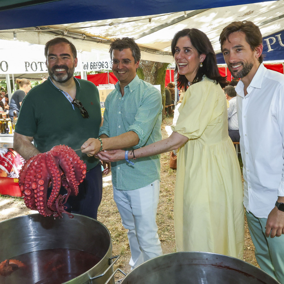 Noria, pelota y traje gallego, menú de los políticos en las fiestas patronales de Santiago