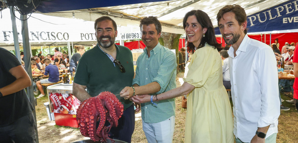 Noria, pelota y traje gallego, menú de los políticos en las fiestas patronales de Santiago