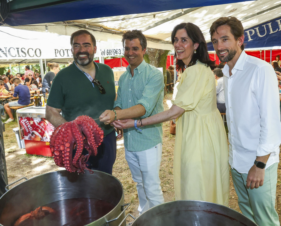 La secretaria general del PPdeG, Paula Prado, el presidente del PP local, Borja Verea, el portavoz del Grupo Popular en el Parlamento, Alberto Pazos, y el eurodiputado Adrián Vázquez. EFE Xoán Rey