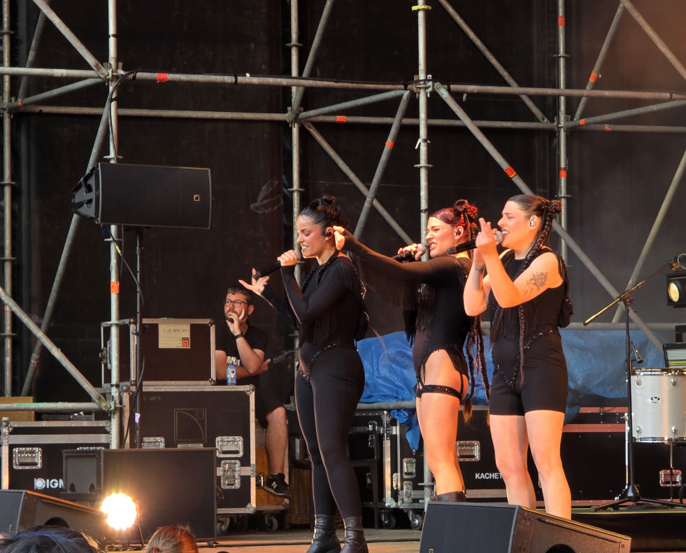 Concierto de Tanxugueiras en la plaza de la Quintana (7)
