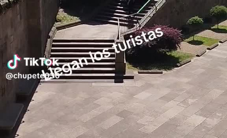 Se viraliza el vídeo de un coche intentando bajar las escaleras del Hotel Monumento San Francisco de Santiago