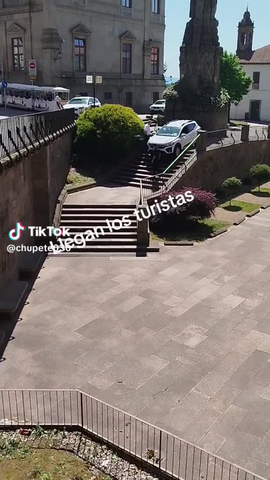 Se viraliza el vídeo de un coche intentando bajar las escaleras del Hotel Monumento San Francisco de Santiago