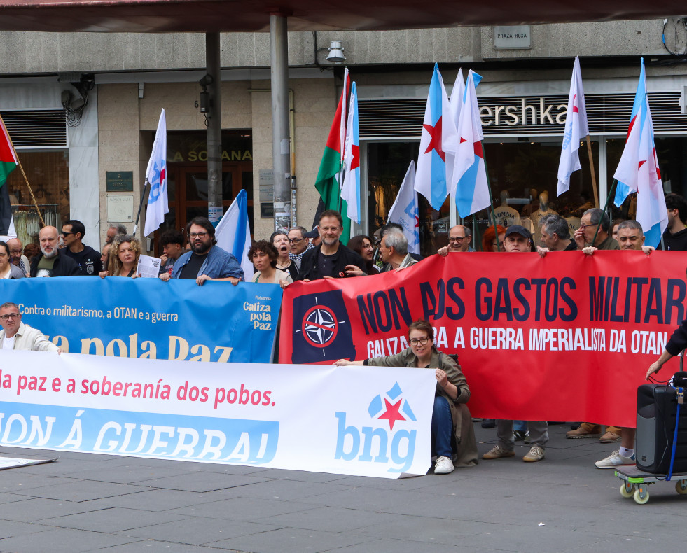 SANTIAGO DE COMPOSTELA, 31/05/2025.- La Plataforma Galiza pola Paz convocó esta mañana una concentración en la compostelana Praza Roxa contra la guerra coincidiendo con la celebración del Día de 