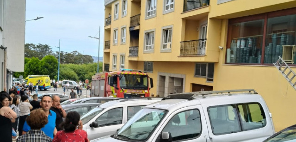 Desalojados dos edificios y rescatadas varias personas en un incendio en Laxe