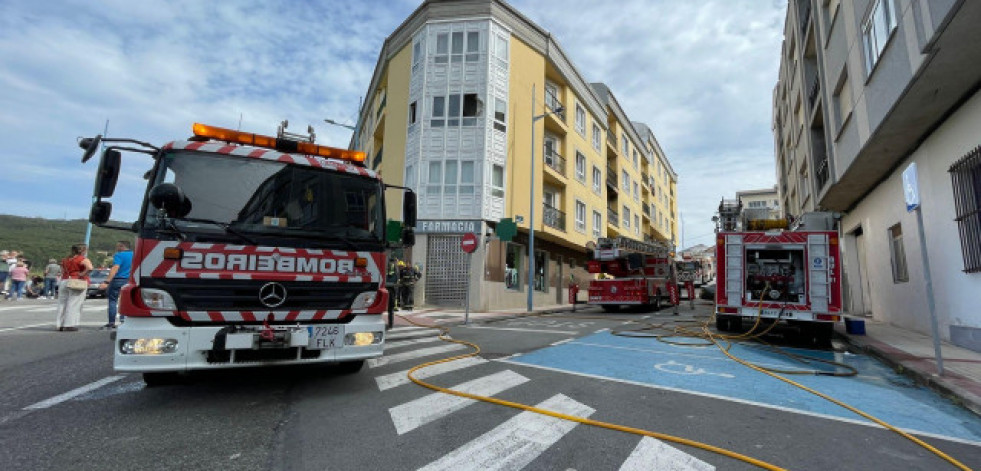 El incendio de Laxe se reactiva durante la noche y calcina trece viviendas