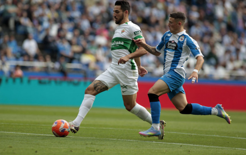 Alfombra blanquiazul del Deportivo al Elche hacia Primera (0-4)