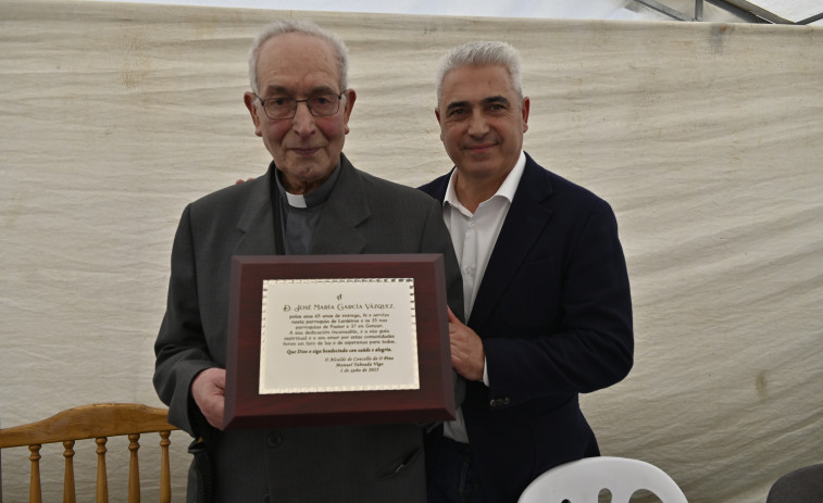 O Pino rende homenaxe a don José María García polos seus 65 anos de servizo como párroco