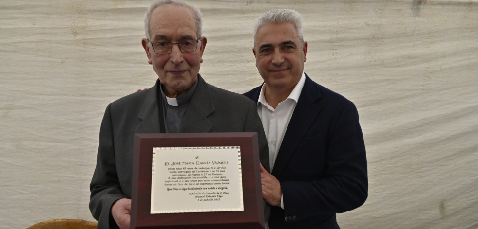 O Pino rende homenaxe a don José María García polos seus 65 anos de servizo como párroco