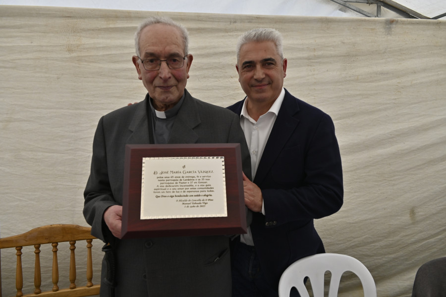 O Pino rende homenaxe a don José María García polos seus 65 anos de servizo como párroco