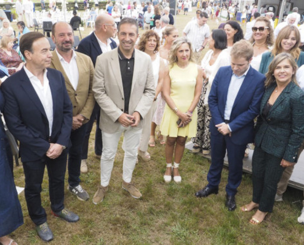 PalomaLagoalaizquierdayAlfonsoVillaresenelcentrodurantela
