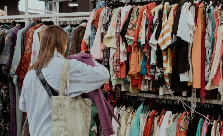 Llega a Santiago la feria de ropa vintage más viral de TikTok, con miles de prendas de marca a 9 euros