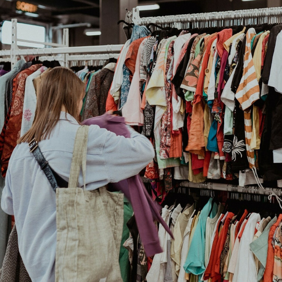 Llega a Santiago la feria de ropa vintage más viral de TikTok, con miles de prendas de marca a 9 euros