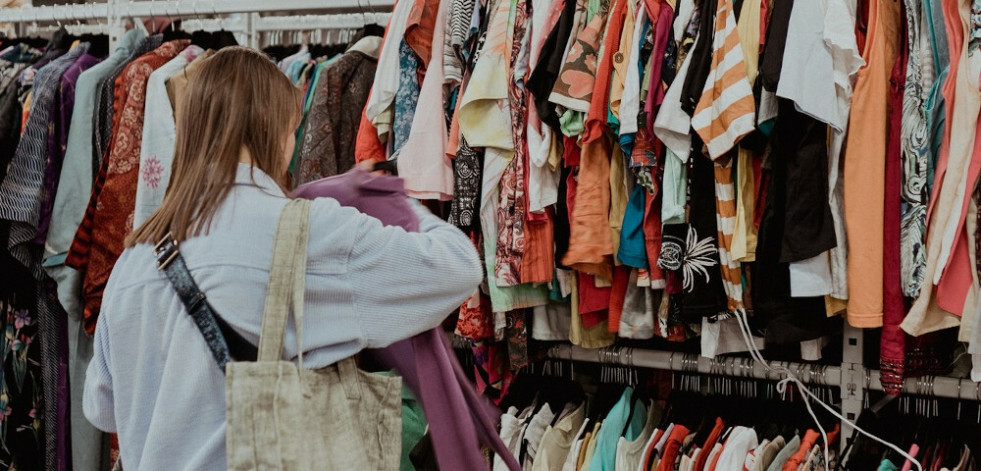 Llega a Santiago la feria de ropa vintage más viral de TikTok, con miles de prendas de marca a 9 euros