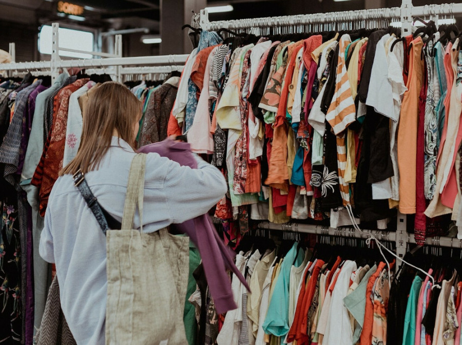Llega a Santiago la feria de ropa vintage más viral de TikTok, con miles de prendas de marca a 9 euros