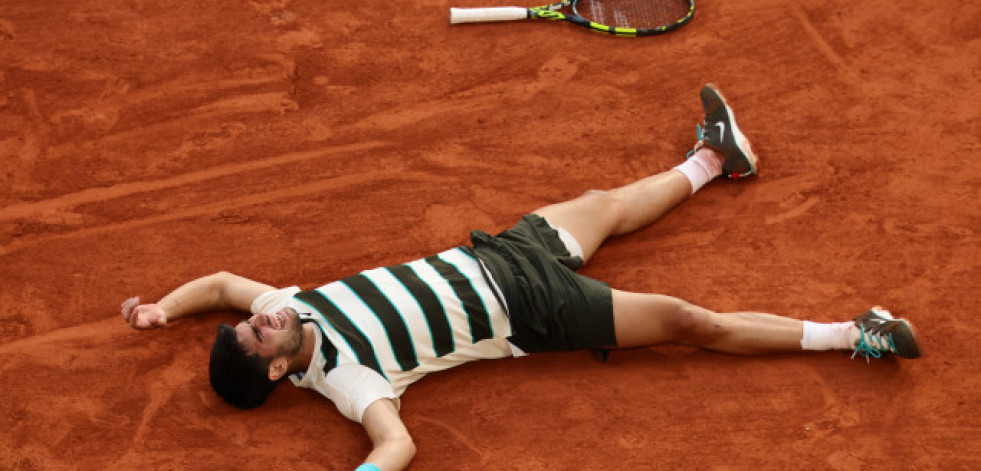 Alcaraz gana a Sinner para mantener su fortín de Roland Garros