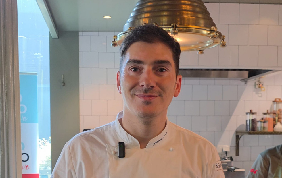 A sesión vermú de Alberto Lareo pechou o primeiro ciclo de 'Cocinando Santiago' entre tapas de autor e música en directo