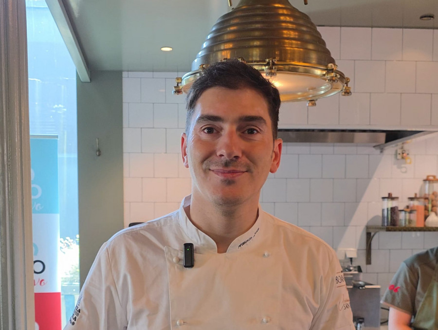 A sesión vermú de Alberto Lareo pechou o primeiro ciclo de 'Cocinando Santiago' entre tapas de autor e música en directo