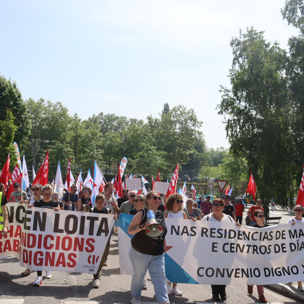 Las trabajadoras de residencias y del SAF llevan su protesta al Parlamento gallego en la primera jornada de huelga